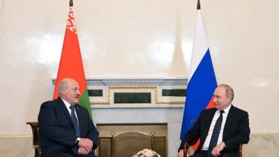 俄罗斯与白罗斯关系密切，俄国总统普京上月25日在圣彼得堡会见白罗斯总统卢卡申科。（图取自俄罗斯卫星社/路透社）