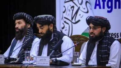 塔利班政权发言人就上周展开的长老会议召开新闻发布会。（图取自英国《卫报》）