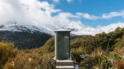 纽西兰的露营者协会认为，政府应建立更多厕所供露营者使用，以彻底解决随地便溺的问题。（图取自网络）