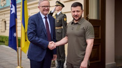 乌克兰总统泽连斯基当地时间周日，欢迎到访的澳洲总理阿尔巴尼斯。（图取自乌克兰总统新闻社/路透社）