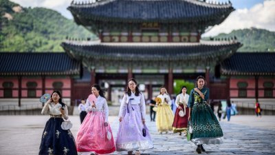 一群穿著传统韩服的女子在上周五参观首尔景福宫。（图取自法新社）