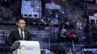 乌克兰总理什梅加尔当地时间周一，在瑞士卢加诺举行为期两天的“乌克兰重建会议”上演说。（图取自法新社）