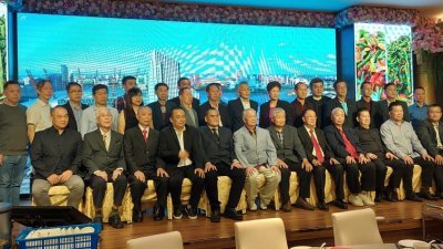 马来西亚(茂名)信宜高州联谊总会董事会成员，前排左五为卸任总会长拿督李伟国及左六总会长拿督斯里陈奕更。