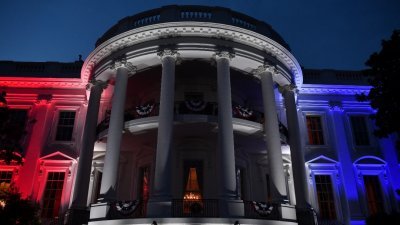 在华盛顿举行独立日烟花汇演之前，白宫点亮红色、白色和蓝色的灯光。（图取自法新社）