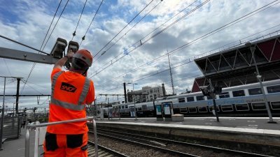 一名法国国家铁路公司（SNCF）的员工上月27日，在巴黎郊区Juvisy-sur-Orge 的一个火车月台上检查安全摄像头。（图取自法新社）