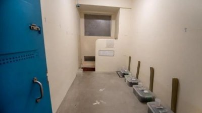 新加坡监狱设有单人、4人和8人的牢房，为保障囚犯的人身安全，牢房中不能有床褥或风扇。