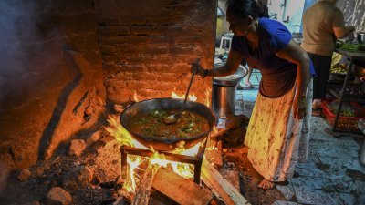 斯里兰卡陷入经济危机，物资短缺，民众买不到煤气，只能生火煮饭。（图取自法新社）