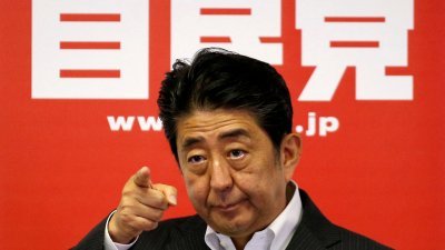 日本首相兼自民党总裁安倍晋三在2016年7月11日，执政联盟赢得参议院选举后，在东京自民党总部召开新闻发布会。（路透社档案照） 