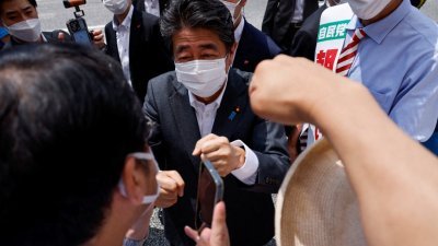 日本参议院选举自6月22日起选战起跑，安倍晋三上月在东京就为自民党籍参议员候选人进行街头助选。（图取自路透社）