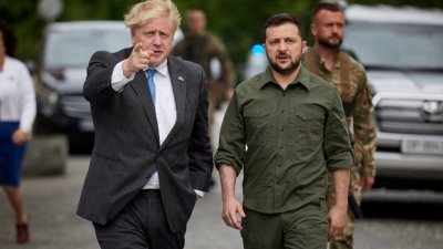 英国首相约翰逊（左）在6月17日第2次秘访基辅，会见乌克兰总统泽连斯基。（图取自乌克兰总统新闻社/路透社）
