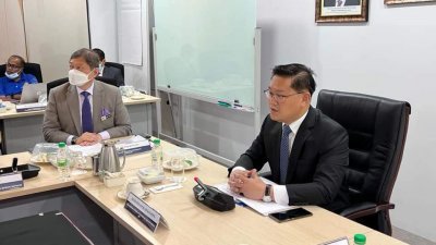 林万锋（右）在大马对外贸易发展局线上出席2022年马来西亚-中国（甘肃）产业推介暨经贸合作对接会，左为大马对外贸易发展局副首席执行长阿布峇卡尤索。