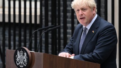 英国首相约翰逊当地时间周四宣布辞任保守党党魁，但会留任首相直至选出新党魁。图为他在唐宁街10号外发表声明。（图取自法新社）