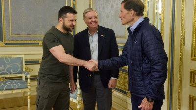 美国参议员格雷厄姆（中）和布卢门撒尔（右）当地时间周四赴基辅，与乌克兰总统泽连斯基会面，商讨要用法案把俄国列为支持恐怖主义国家。（图取自路透社）