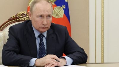 俄罗斯总统普京当地时间周五在克里姆林宫召开线上政府会议。（图取自俄罗斯卫星通讯社/法新社）