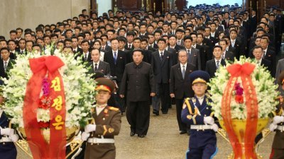 朝鲜官媒上周五发布的照片显示，最高领导人金正恩带领一众官员出席了平壤举行的国家创始人金日成逝世周年纪念仪式。（图取自朝中社/路透社）