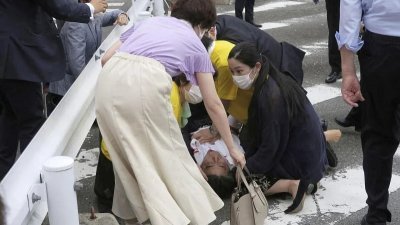 日本前首相安倍晋三8日遭到枪击身亡，一旁女子被日本网友谣传是“女神级保镳”的石田萌美。 （图取自路透社）