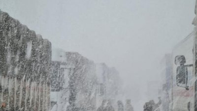 智利警方上周日发布一张未注明日期的照片，画面中一名警察于瓦尔帕莱索的安第斯山脉暴风雪期间，为受困道路中的车辆和司机提供援助。（图取自智利联邦警察/路透社）