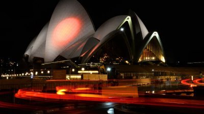 为记念遭刺杀的日本前首相安倍晋三，澳洲知名地标悉尼歌剧院于10日晚间打上象征著日本国旗的红白色灯光。（图取自法新社）
