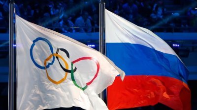 2014年2月23日索契冬季奥运会的闭幕典礼上，升起了俄罗斯国旗和奥运会旗帜。（路透社档案照）