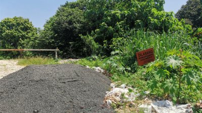缺德者于上周开始丢弃旧沥青和砂石建筑垃圾于安邦义山进出口。