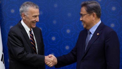 美国新任驻韩国大使戈德堡（左）12日在首尔外交部与外长朴振会面握手。（图取自路透社）