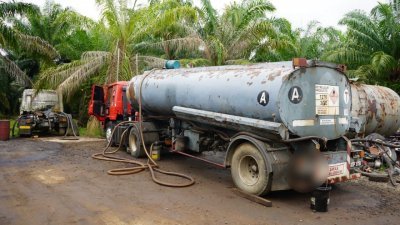 森州贸消局解放停放在非法仓库的油槽罗里，非法大量囤积政府支付津贴的柴油。