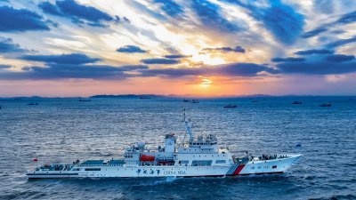 中国的大型海事巡航救助船“海巡06”轮，在周一中国第18个航海日，也是世界海事日在中国的实施日，正式列编福建。（图取自中通社）