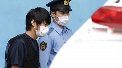 日本前首相安倍晋三日前遭枪击身亡，41岁犯嫌山上彻也（左）的母亲在案发后首次做出回应。（图取自路透社）