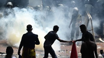 在总理办公室外的反政府抗议活动中，军队人员使用催泪弹驱散示威者，但示威者其后冲破防线，并占据办公室。（图取自法新社）
