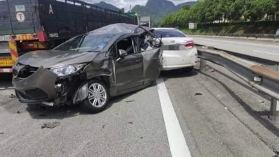 4人共乘的国产本舒娜轿车在南北大道遭遇涉及7车的意外后，当场夹毙车内。事发时，这家人正从双溪大年前往吉隆坡。