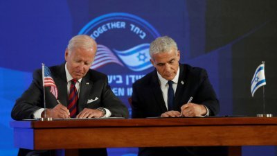 美国总统拜登和以色列总理拉皮德于周四，在耶路撒冷的华尔道夫酒店签署安全协议。（图取自路透社）
