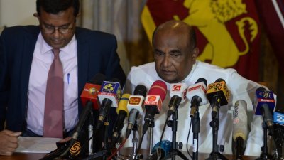 斯里兰卡国会议长阿贝瓦德纳周五在议会向记者宣布，正式接受拉贾帕克萨辞去总统职位。（图取自法新社）