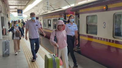 玻璃市巴东勿刹与泰国合艾往来的短程火车服务，即日起恢复通行。