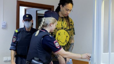 当地时间周五，被俄罗斯起诉运毒的美国女子篮球名将格里纳，在莫斯科郊外的希姆基市举行的审讯上出庭。（图取自路透社）