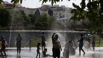 气候变迁使近来的天气变得极端，西班牙迎来第二波热浪，民众于14日前往公共喷泉，解暑消热。（图取自路透社）