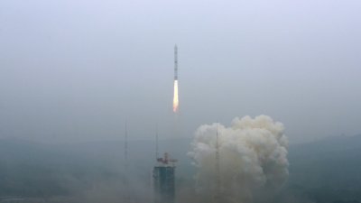 中国周六在太原卫星发射中心使用长征二号丙运载火箭，成功将四维03/04两颗卫星发射升空。（图取自中新社）