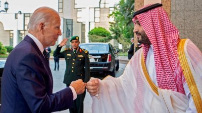 美国总统拜登与沙地王储穆罕默德上周五会面时，以碰拳代替握手。（图取自沙地王宫/法新社）