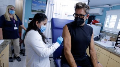 在美国纽约 Fire Island-Cherry Grove的Northwell Health即时护理中心，一名男子在上周五接种猴痘疫苗。（图取自路透社）