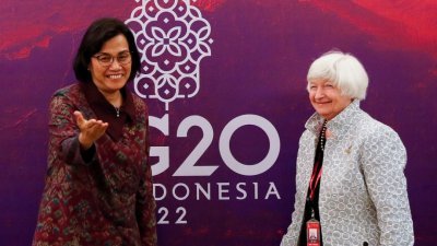 美国财长耶伦上周五在印尼巴厘岛出席20国集团（G20）财长会议期间，与东道主、印尼财长因德拉瓦蒂举行双边会谈。（图取自路透社）