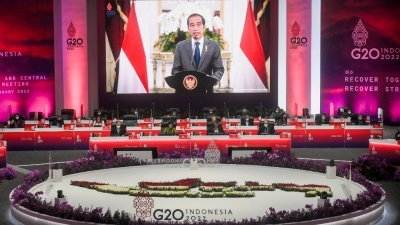 今年2月17日在印尼雅加达会议中心举行的20国（G20）财长和央行行长会议（FMCBG）期间，屏幕上可以看到印尼总统佐科发表讲话。（图取自路透社档案照）