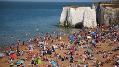 在英国布罗德斯泰尔斯的Botany湾海滩，避暑的泳客当地时间周日坐满了沙滩。（图取自路透社）