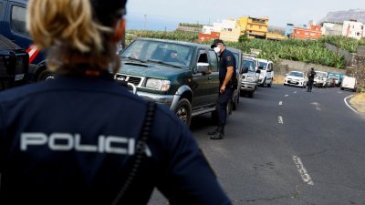 一名女警在西班牙拉古纳的加那利岛拉帕尔马执勤。（路透社档案照）