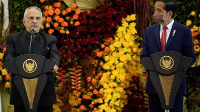 东帝汶总统奥尔塔（左）和印尼总统佐科，周二在雅加达南部茂物的印尼总统府召开联合记者会。（图取自路透社）