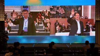 2022台北上海城市论坛周一上午登场，台北市长柯文哲（前左）与上海市长龚正（前右）透过视讯互相挥手致意。（图取自中央社）
