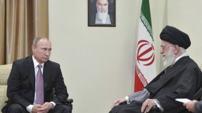 俄罗斯总统普京（左）曾在2015年与伊朗最高精神领袖哈梅内伊会面。（图取自俄罗斯卫星社/路透社）
