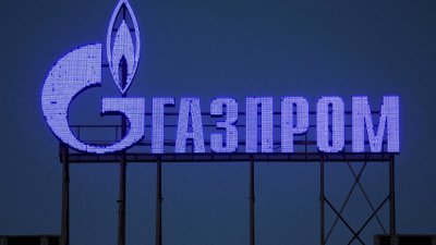 在俄罗斯圣彼得堡的一个商业中心的正面，可以看到俄气（Gazprom）的标志。（图取自路透社档案照）