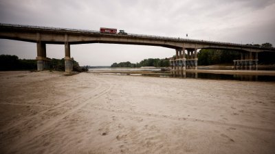 由于70年来最严重的干旱，意大利最长的河流，也是最大的水库波河，其河床部分在6月时已经乾涸。（图取自路透社档案照）