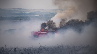 在法国西部布拉斯帕尔特郊外的Mont d'Arrees山火中，一辆消防车当地时间周二被熊熊大火吞噬。（图取自法新社）