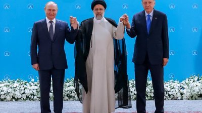 俄罗斯总统普京（左起）、伊朗总统莱希和土耳其总统埃尔多安，当地时间周二在德黑兰举行三方会谈，重点讨论叙利亚问题。（图取自伊朗总统府/法新社）