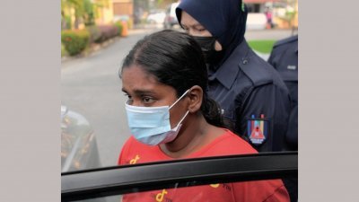 被告森巴卡瓦丽周四上午在峇株巴辖推事庭被控谋杀。（马新社）